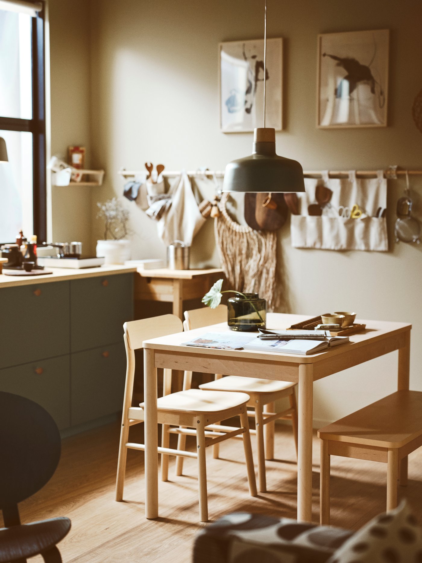 Espaço de refeição com mesa e cadeiras RÖNNINGE 