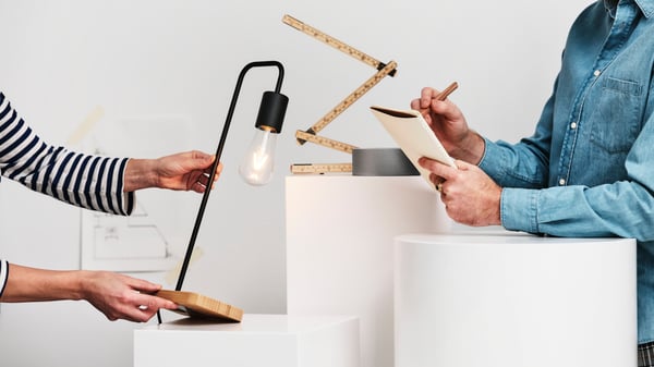 A black/bamboo TVÄRHAND table lamp