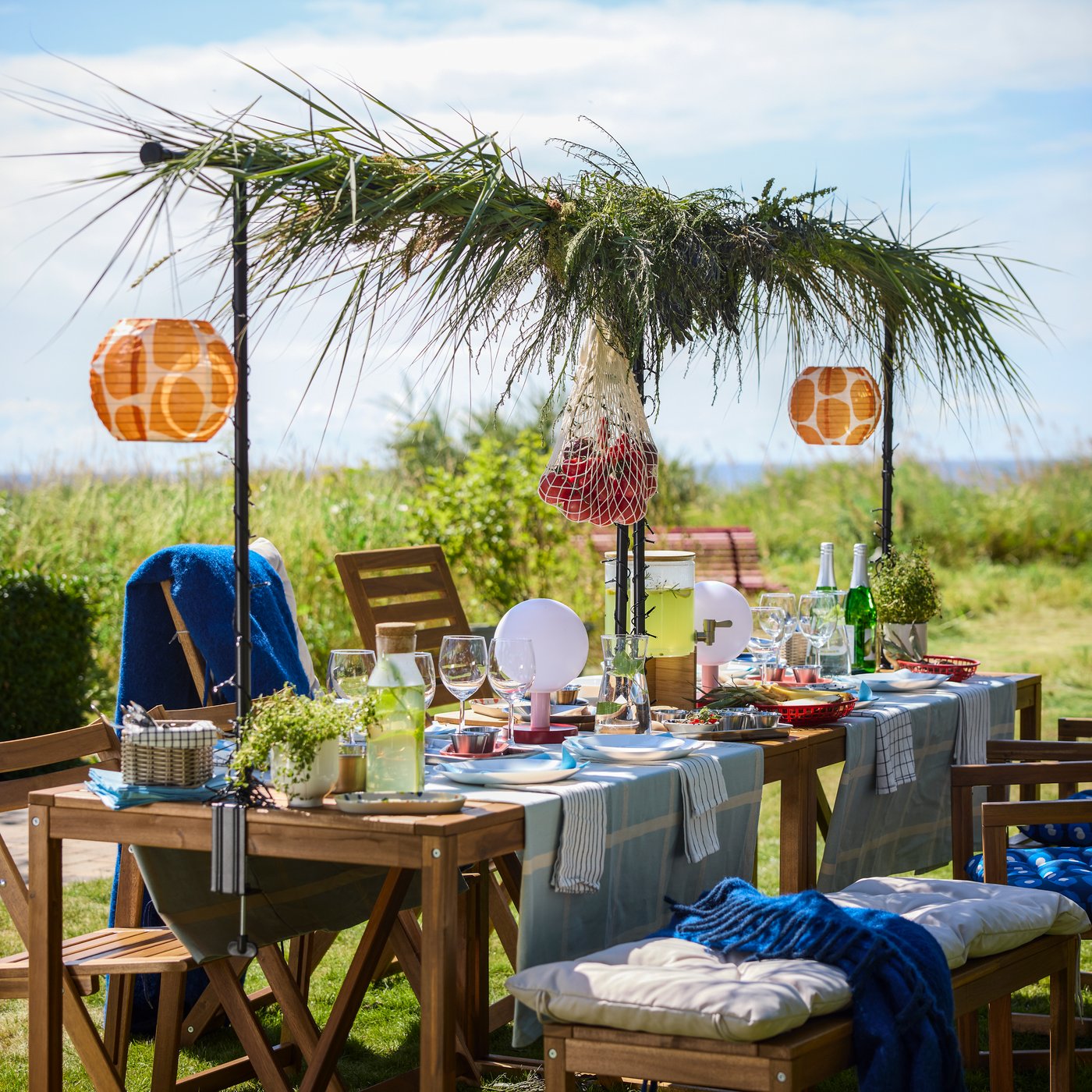 Drewniany stół z ławami na łące