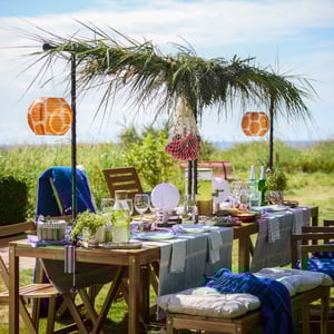 Drewniany stół z ławami na łące