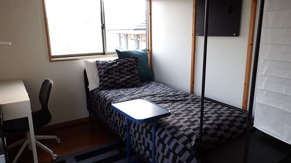 暗い色調の家具で統一された部屋