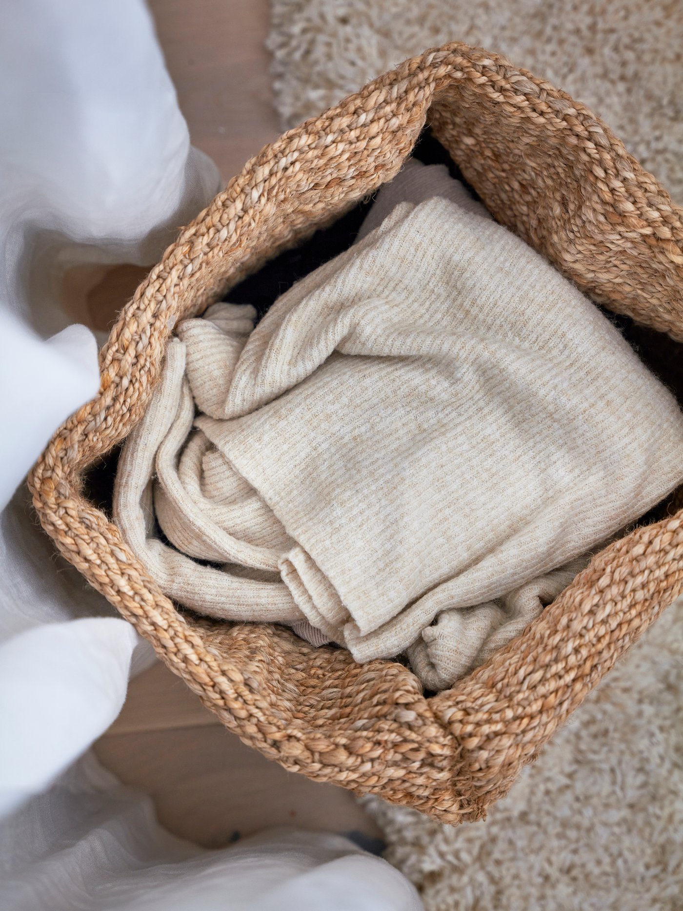 Närbild på en förvaringskorg under sängen.