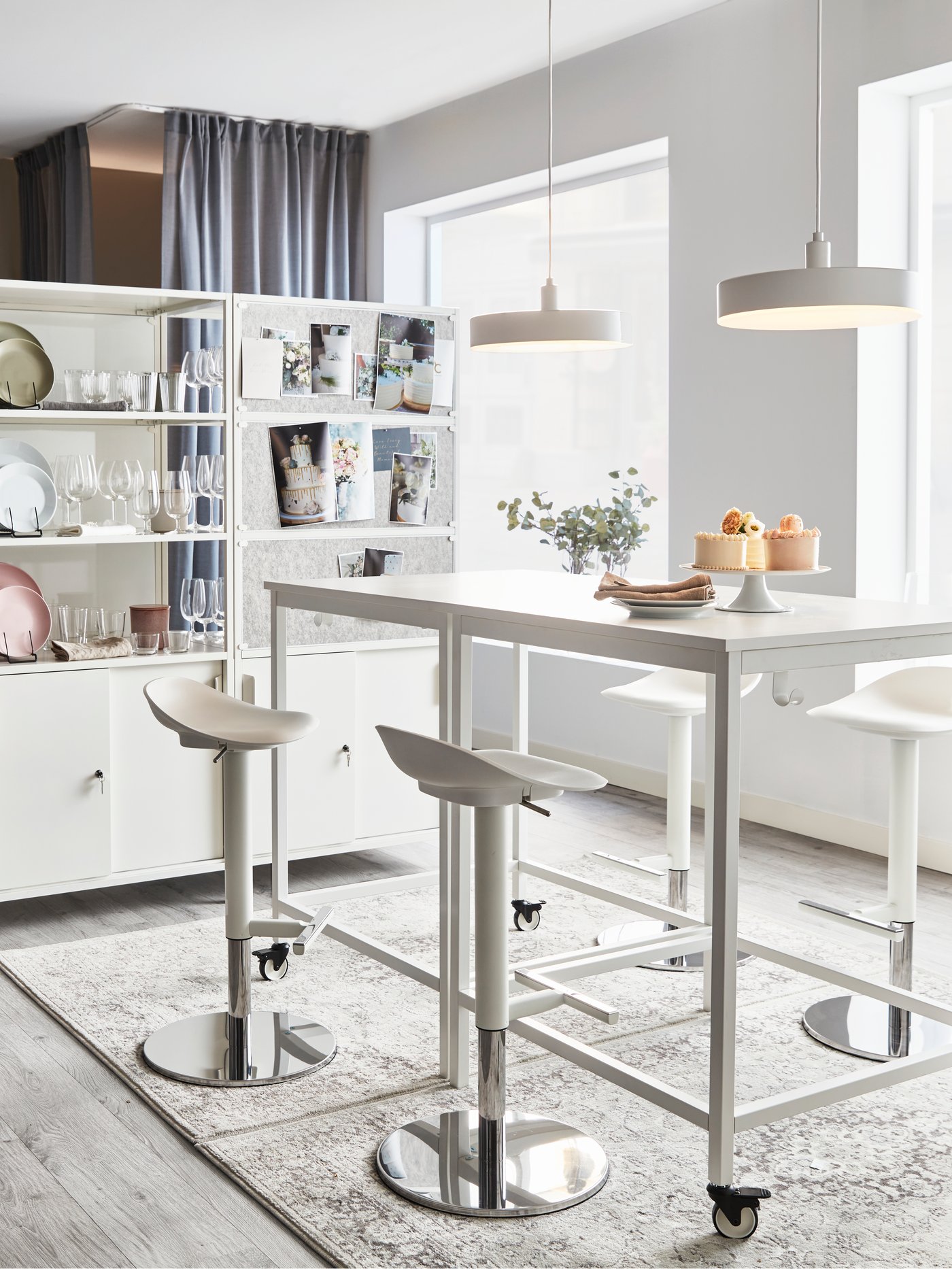 A light grey VEDBÄK rug, low pile