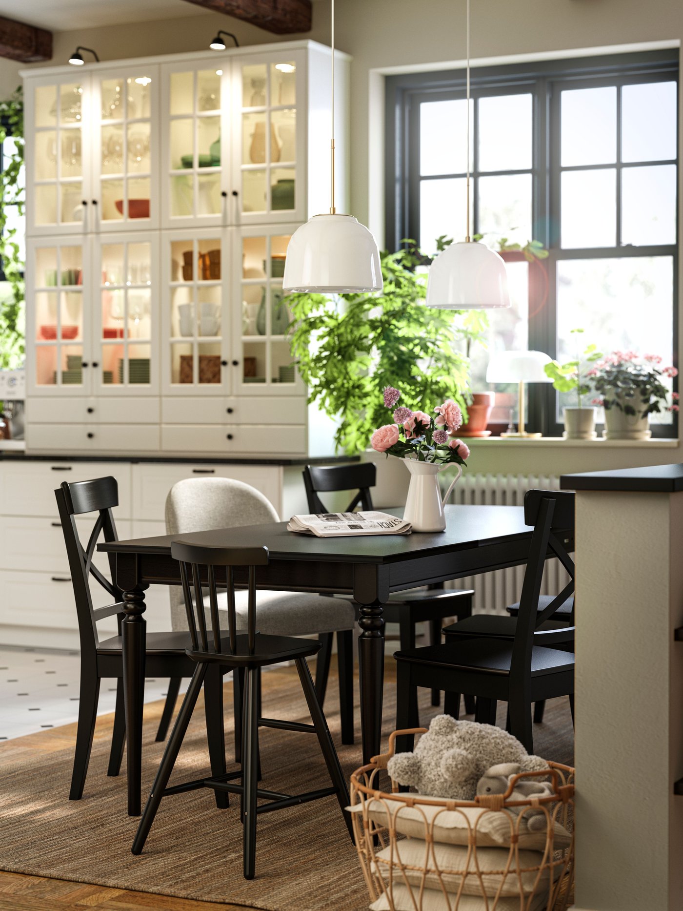 A natural LOHALS rug, flatwoven in the kitchen