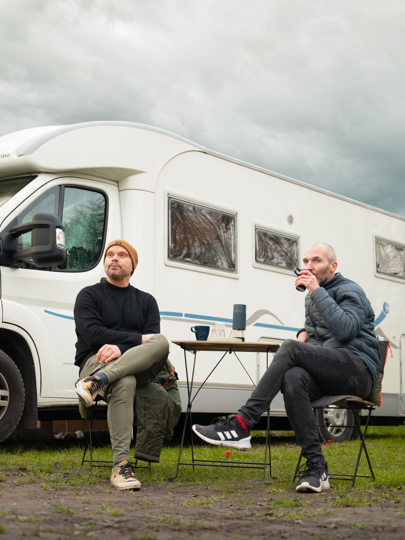 Mobles camper en una furgoneta blanca.