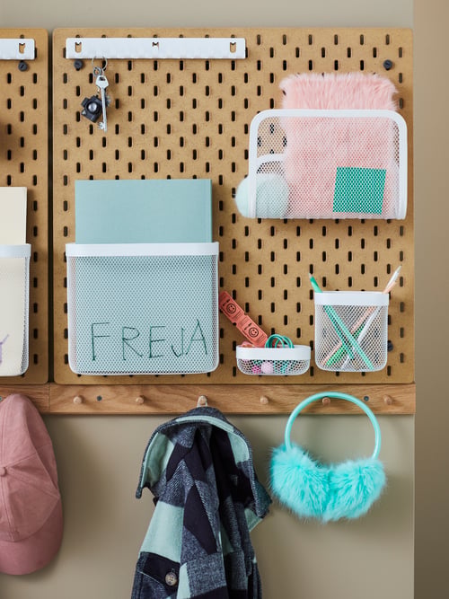 Un SKÅDIS Pegboard SKÅDIS și organizatorii dețin stilouri, chei și notebook-uri pentru școală.  Căștile și o jachetă sunt agățate pe un HÖVOLM HÖVOLM.