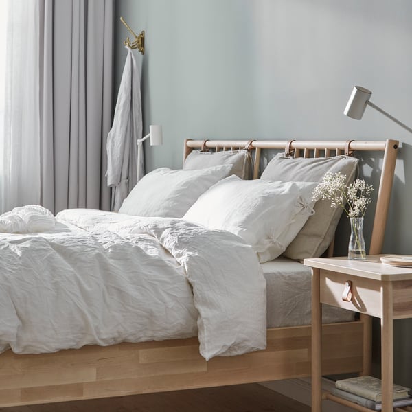 A white PUDERVIVA duvet cover and pillowcase(s)