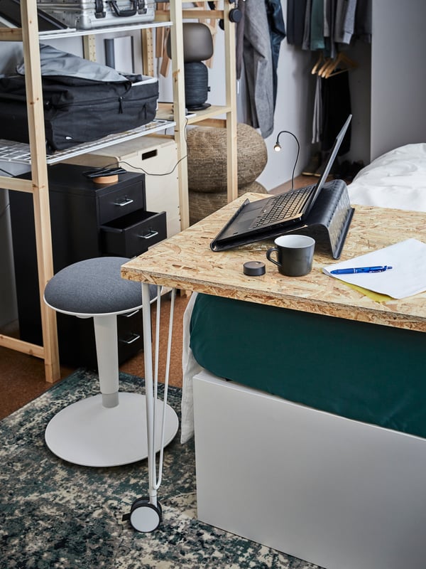 A black JANSJÖ LED USB lamp in the home office
