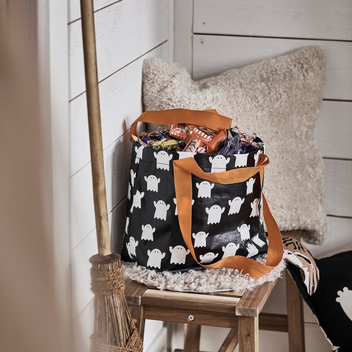 An acacia STOREDAMM bench