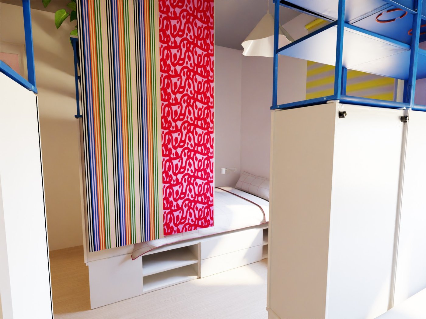 Teil eines Hotelzimmers. Blick auf ein Bett mit teils geschlossener, teils offener Aufbewahrung. Vor dem Bett hängen Textilbahnen von der Decke herab. Im Vordergrund rechts Teil einer Kleideraufbewahrung.