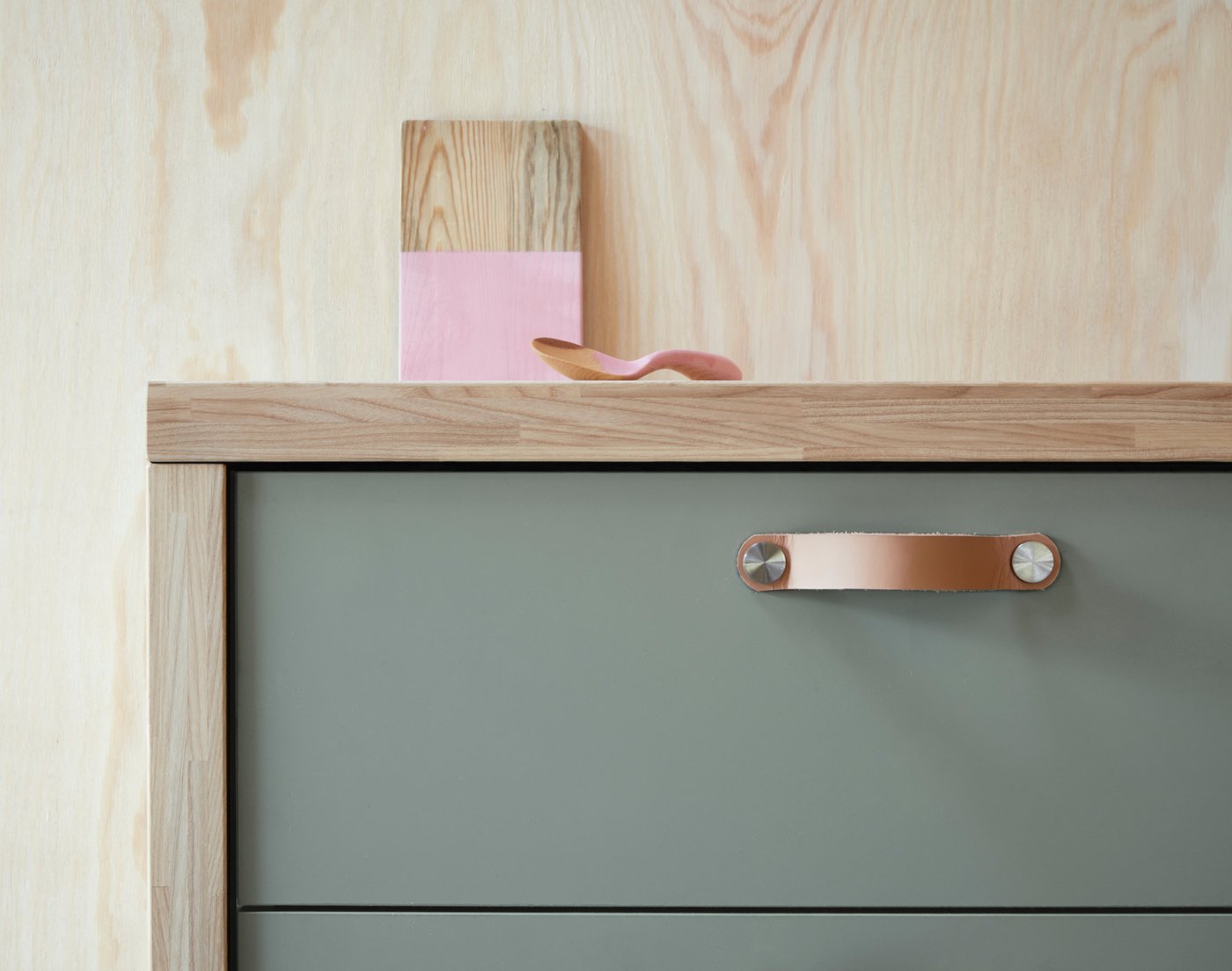 Kuchynská zásuvka s moderným čelom BODARP v matnej sivozelenej úprave.