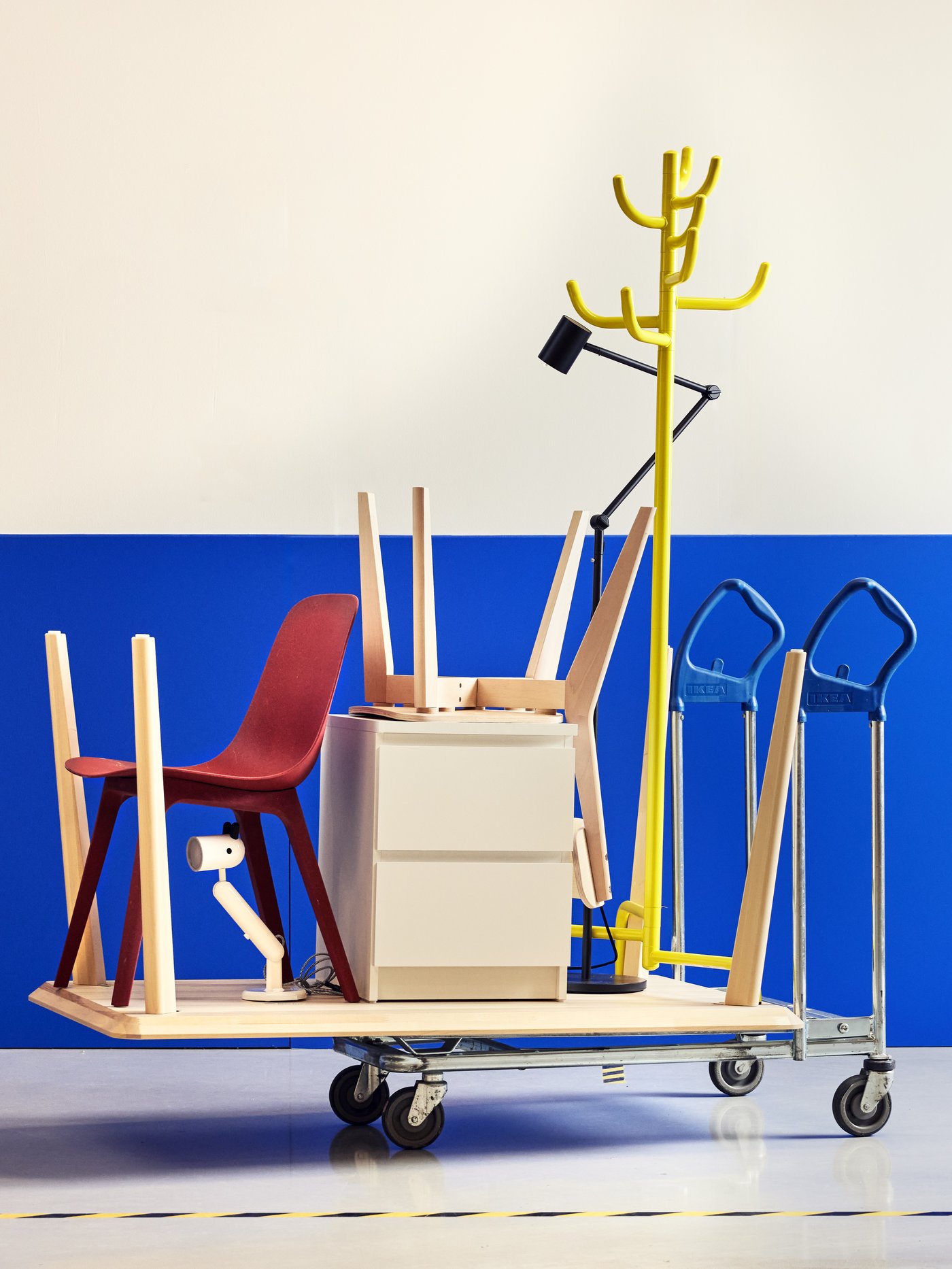 Ein Einkaufswagen mit verschiedenen zusammengebauten IKEA Produkten beladen.