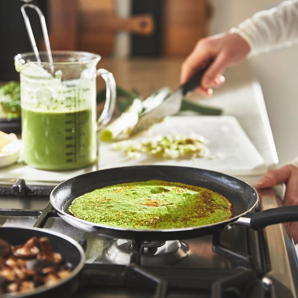 Een HEMLAGAD crêpe-/pannenkoekenpan met antiaanbaklaag.