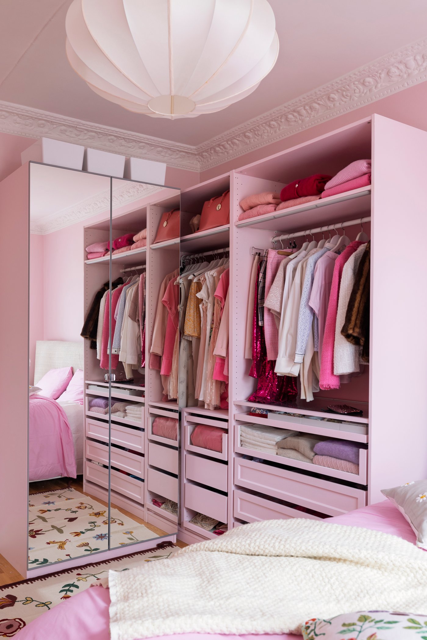 PAX-garderobe med ÅHEIM speildører. På høyre side er det montert to garderobestammer innredet med KOMPLEMENT garderobeinnredning.