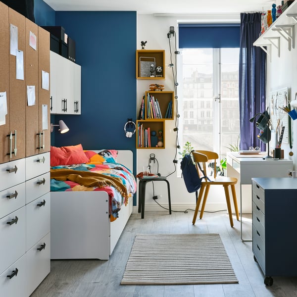 Ein helles und aufgeräumtes Zimmer für Teenager mit vielen Stauraum-Lösungen