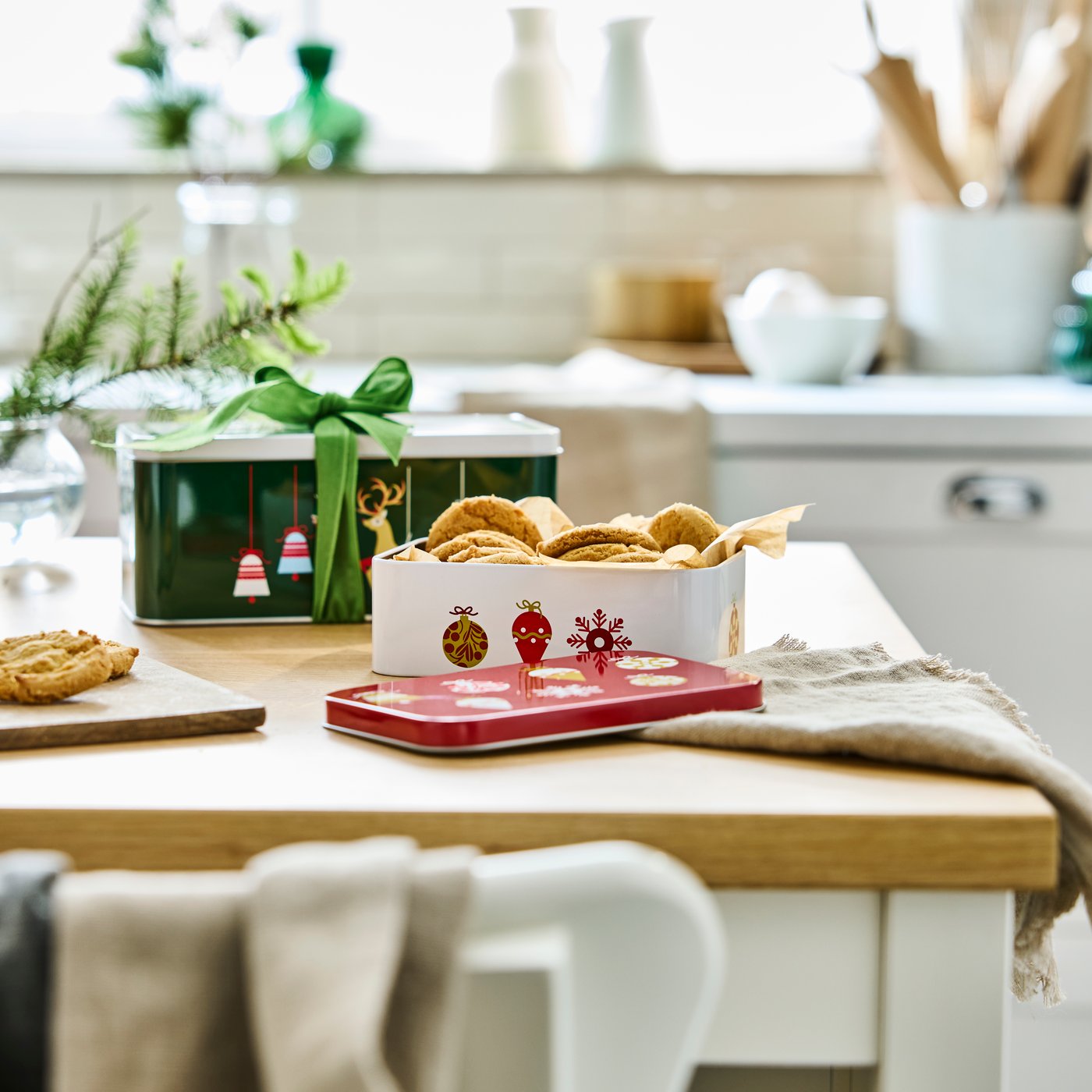 Eine VINTERFINT-Dose mit Deckel in gemischten Grössen und Farben