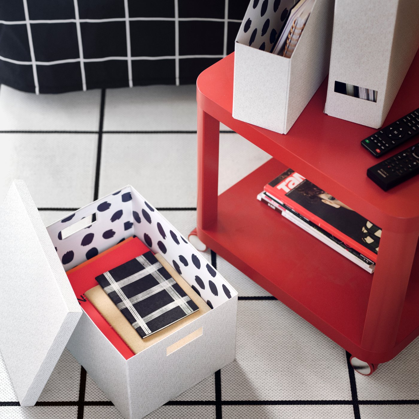 TJENA zuri/ beixe biltegiratzeko kutxa bat, estalkiarekin