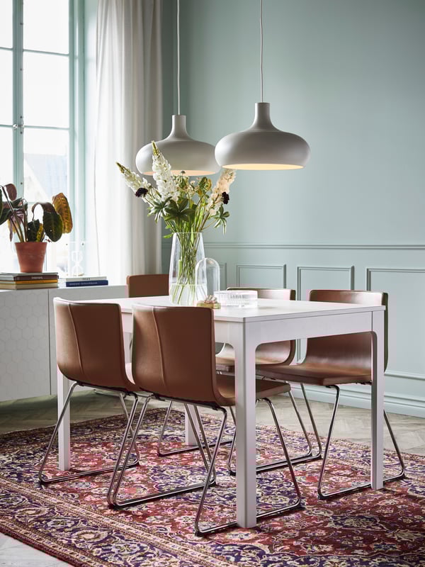 A clear glass BERÄKNA vase in the dining room