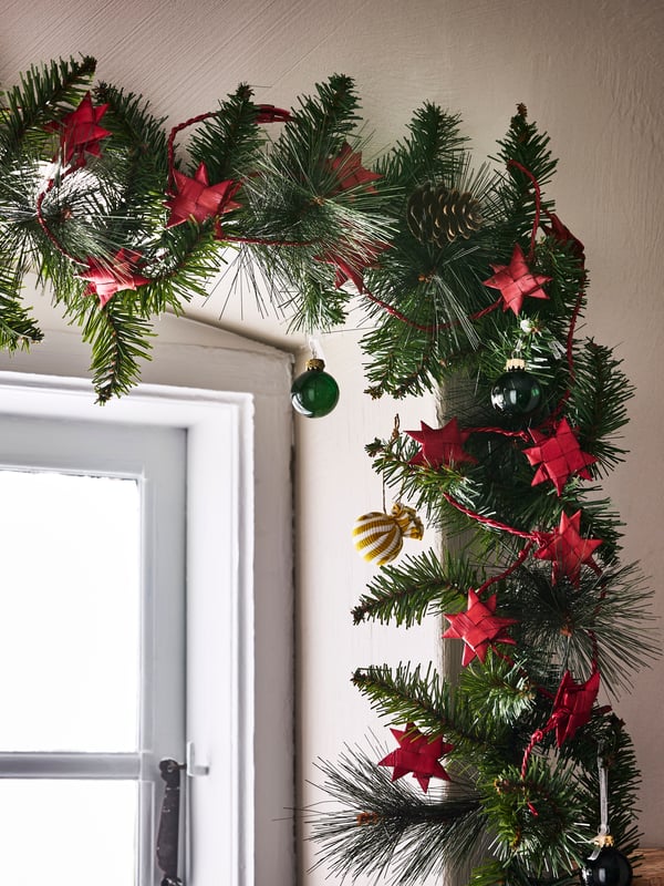 A star-shaped red VINTERFINT garland