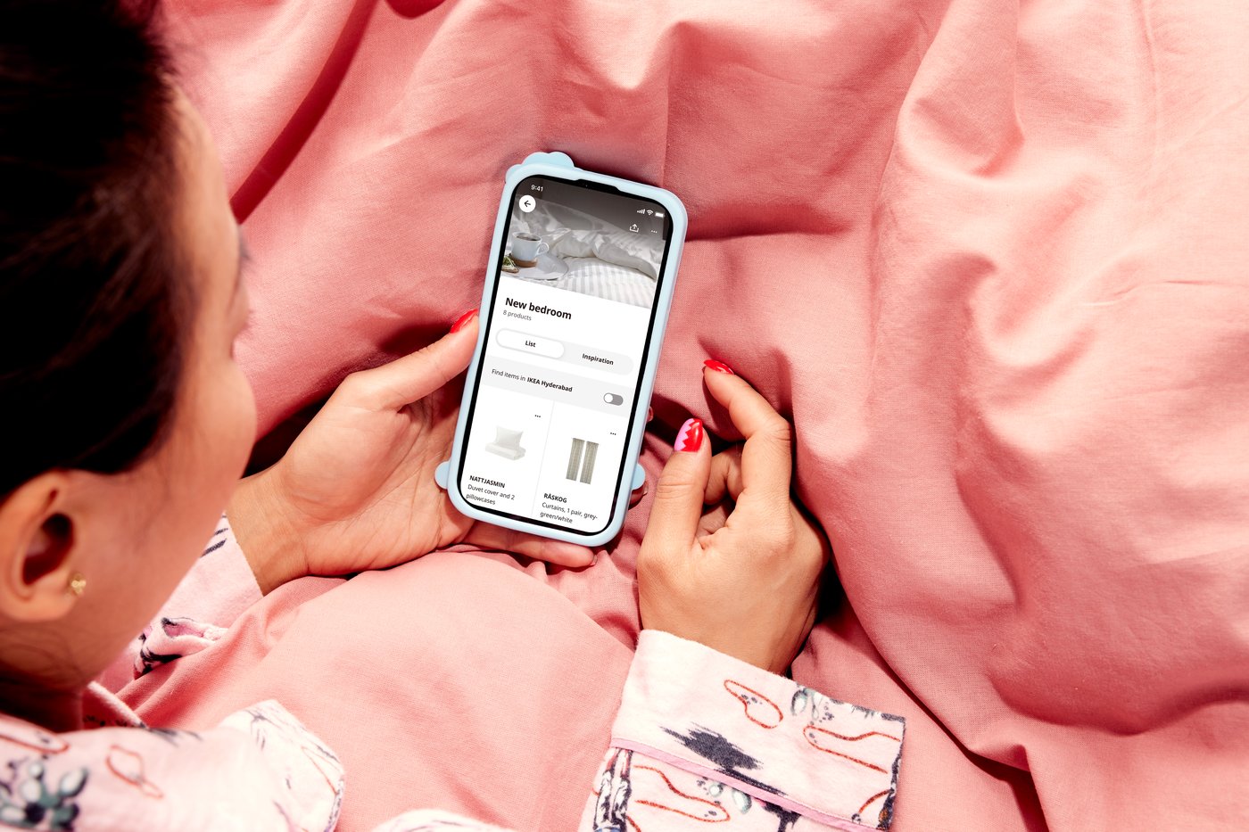 Eine Frau ist Zuhause und hat die IKEA App mit einer Shopping Liste geöffnet