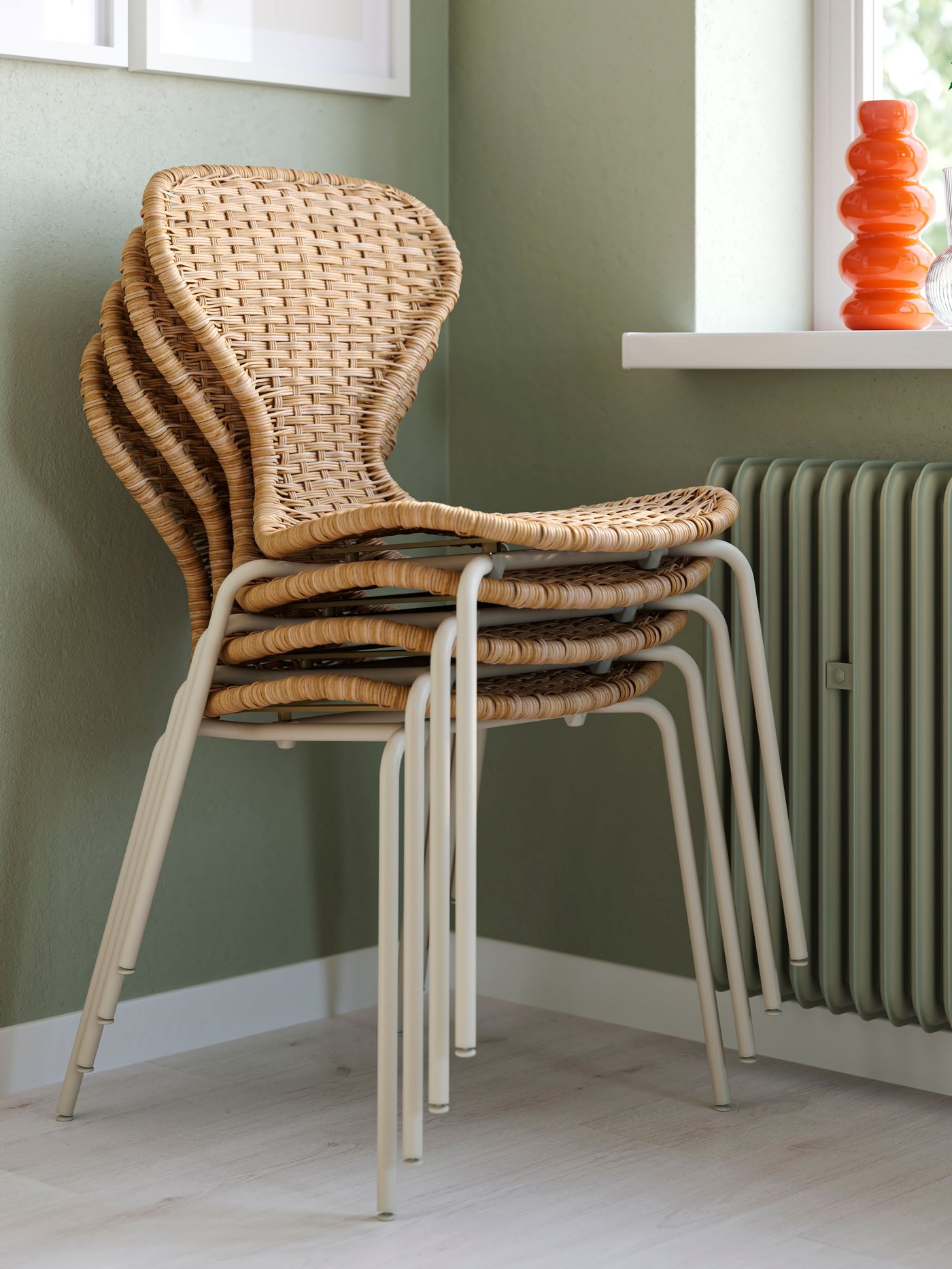 Uan pila de sillas SKÅLSTA de ratán una encima de la otra