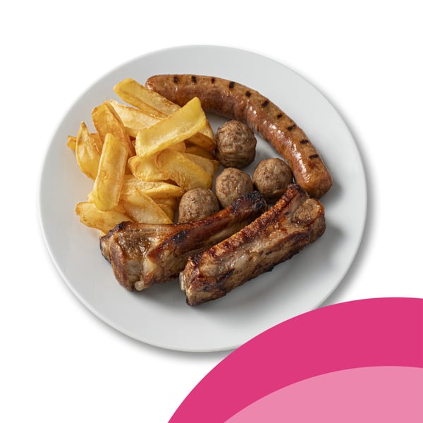 Costine, polpette di carne, salsiccia e patatine fritte