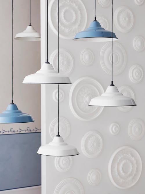 Wohnraum mit mehreren TRETTIOEN Hängeleuchten in Blau und in Weiß