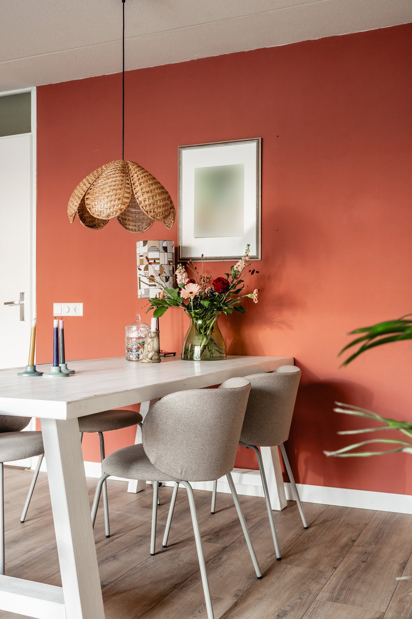 Een eettafel met 4 beige KRYLBO eettafelstoelen. Hierboven hangt een SANDKORN hanglamp van rotan.