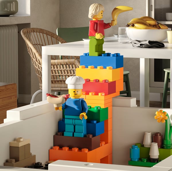 Juego de legos sobre una mesa de color blanco.