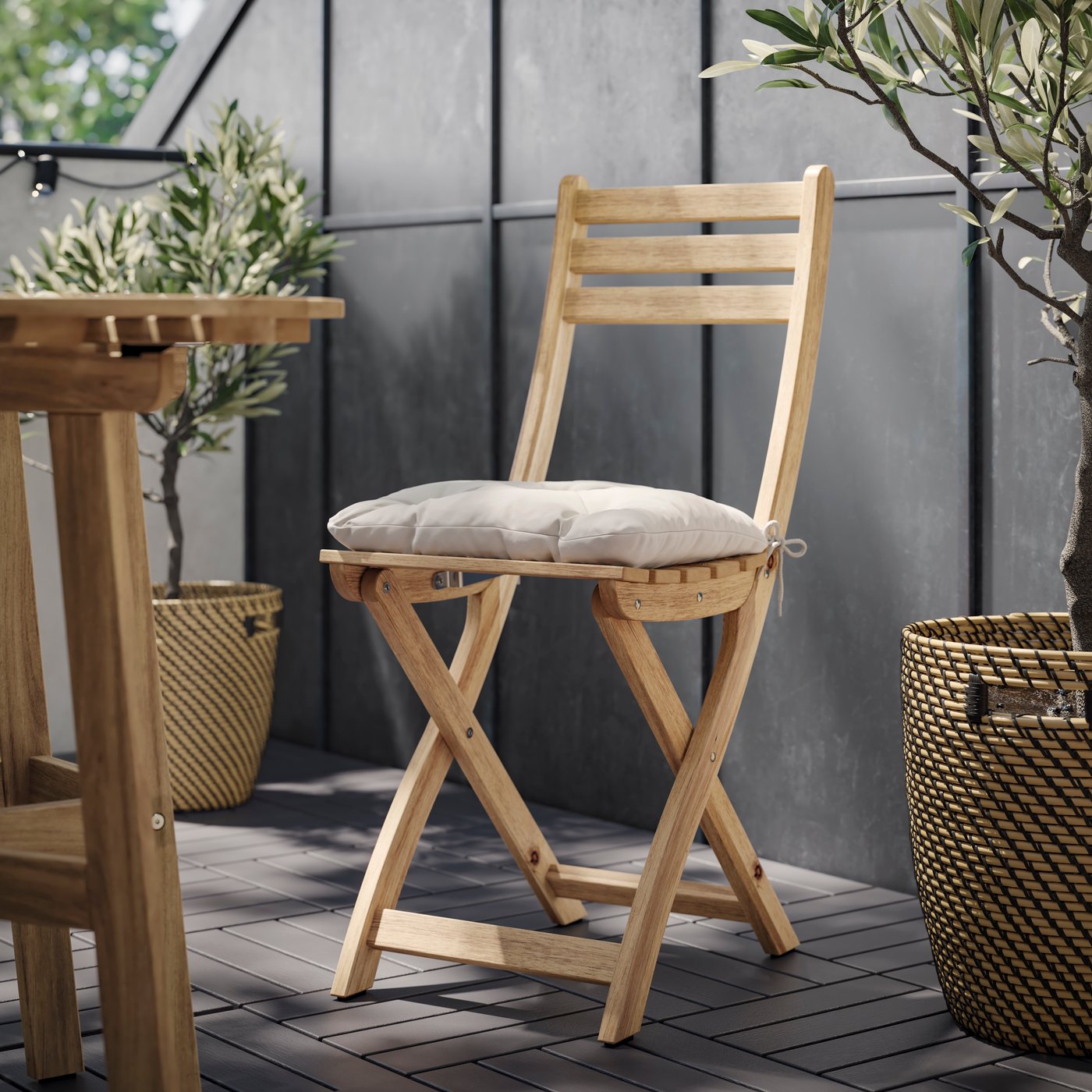 A foldable acacia/Kuddarna light grey-beige ASKHOLMEN chair, outdoor outside