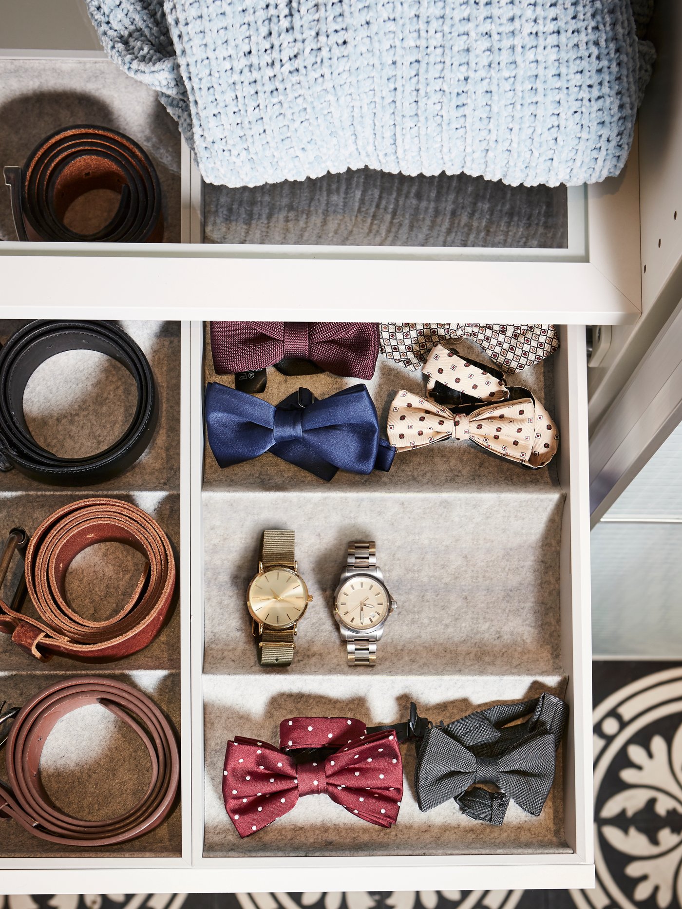 En lysegrå KOMPLEMENT indsats med 4 rum i soveværelset