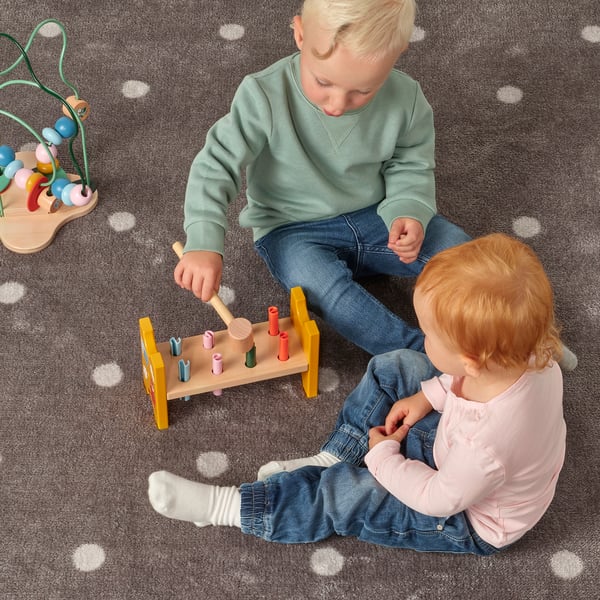 Een veelkleurige UPPSTÅ speelgoedhamerblok