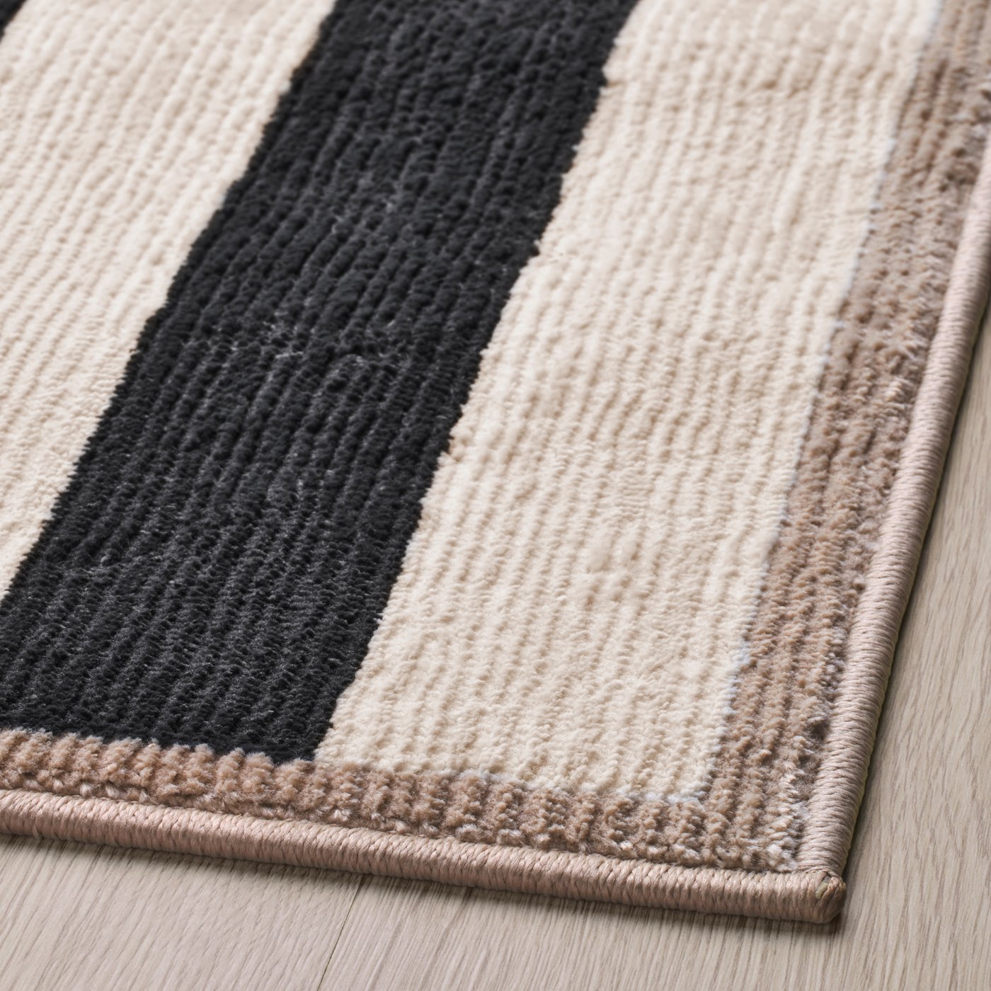 En närbild av en matta med struktur och kontrasterande färgblock i textilen.