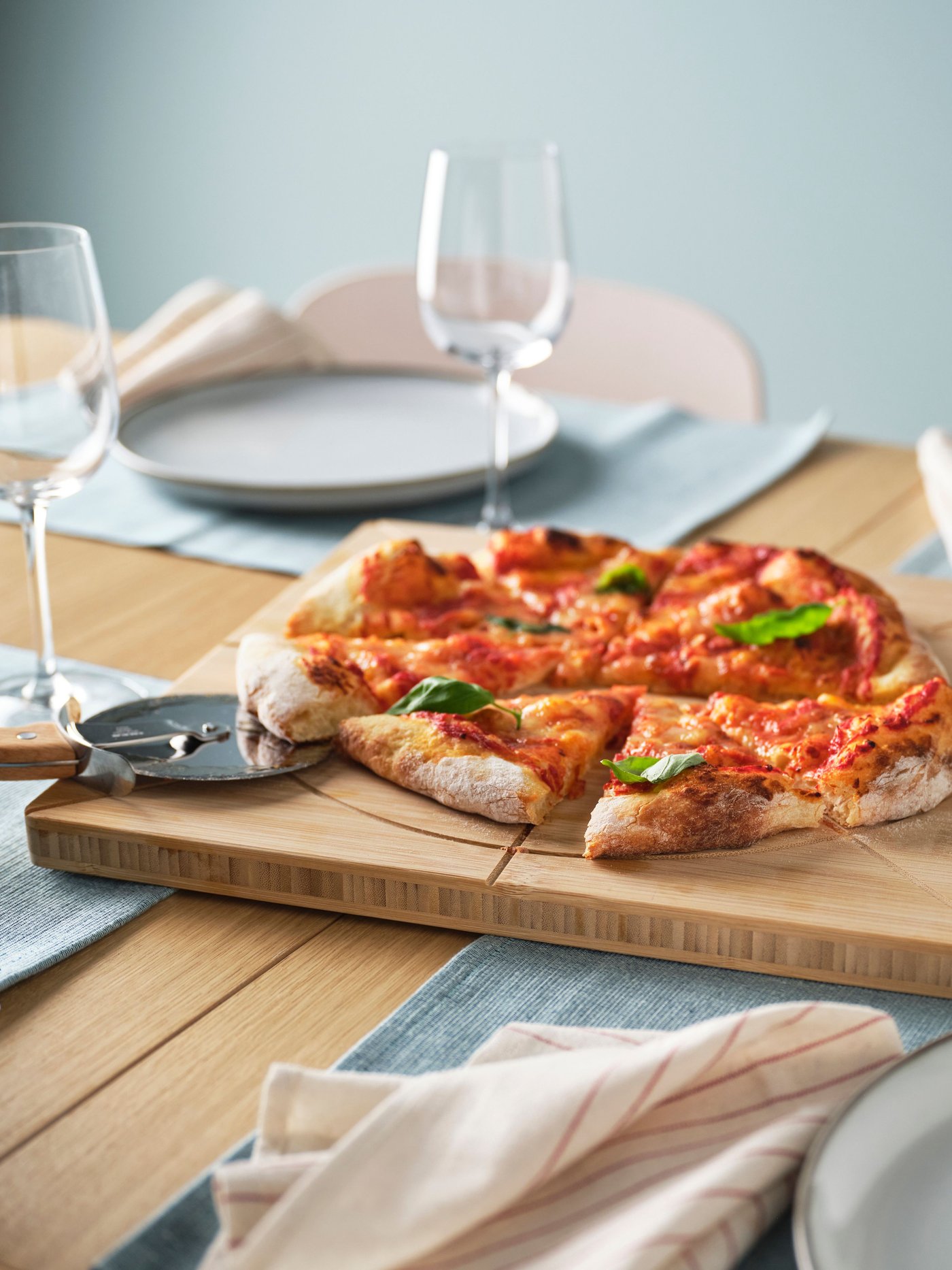 En HAVSTULPAN pizzaskjærer i rustfritt stål/bøk.