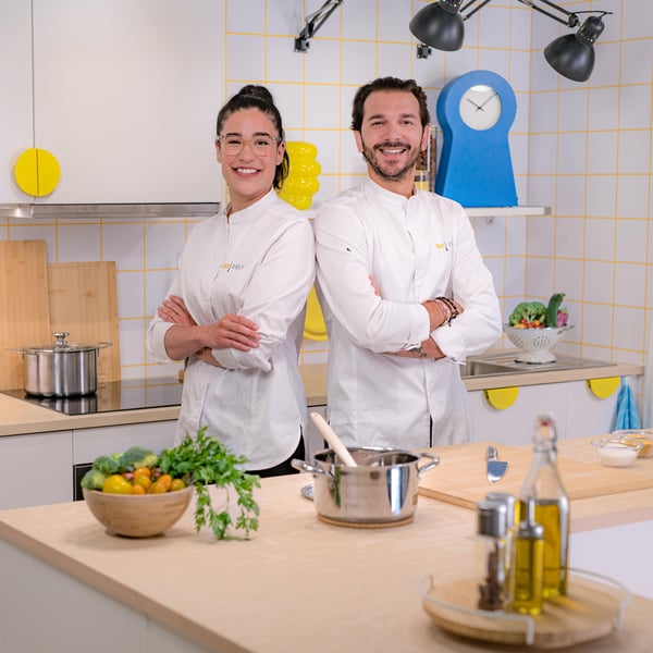 Deux Chefs cuisiniers en train de préparer à manger dans une cuisine IKEA.