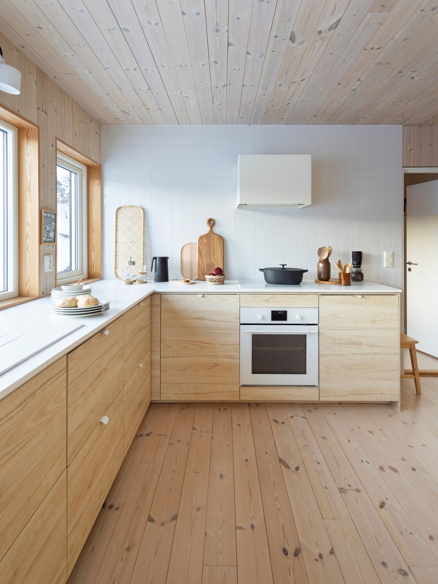 Mehrere IKEA METOD Schränke mit den ASKERSUND Fronten, auch ein Herd und Ofen sind zu sehen.