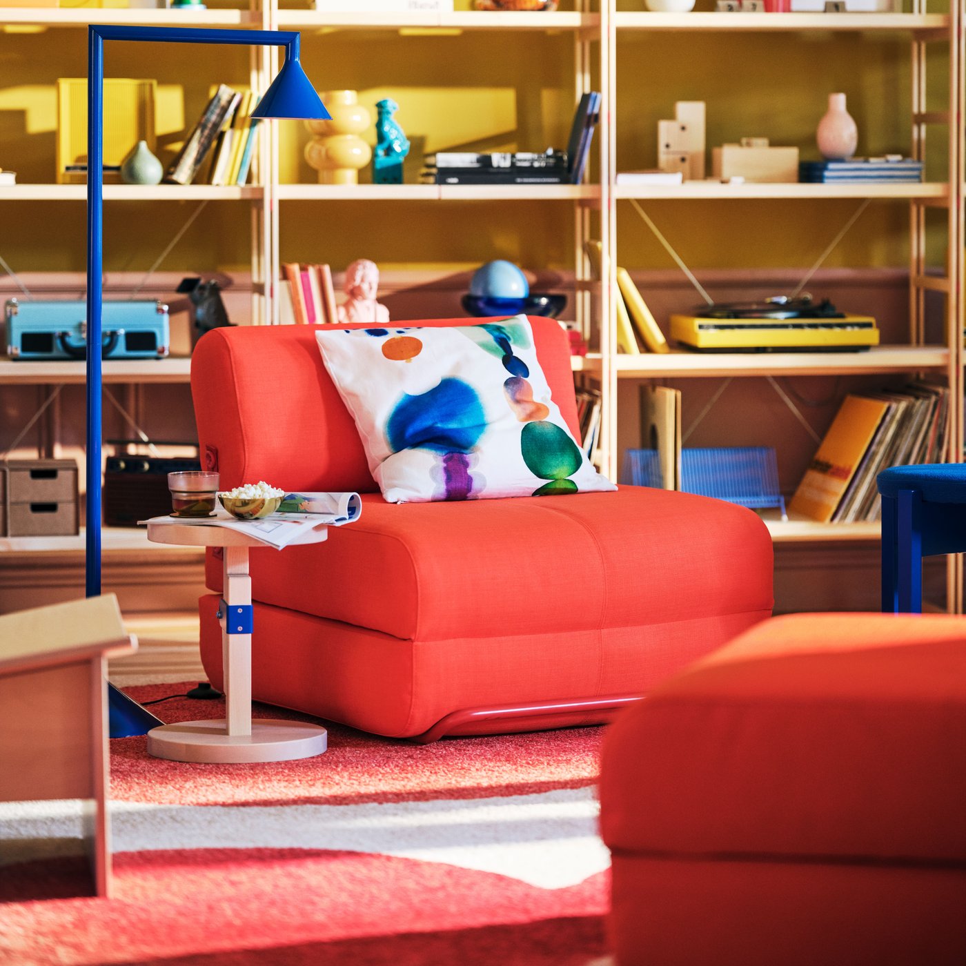En Skiftebo ljusorange IKEA PS 2026 bäddfåtölj i vardagsrummet