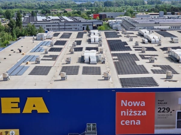 Panele fotowoltaiczne na dachu sklepu IKEA