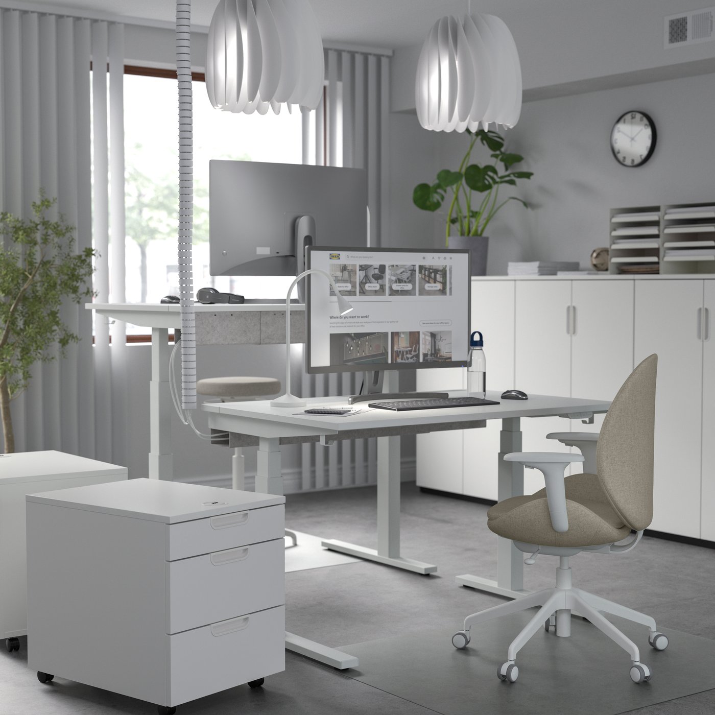 A Gunnared beige/white HATTEFJÄLL office chair with armrests