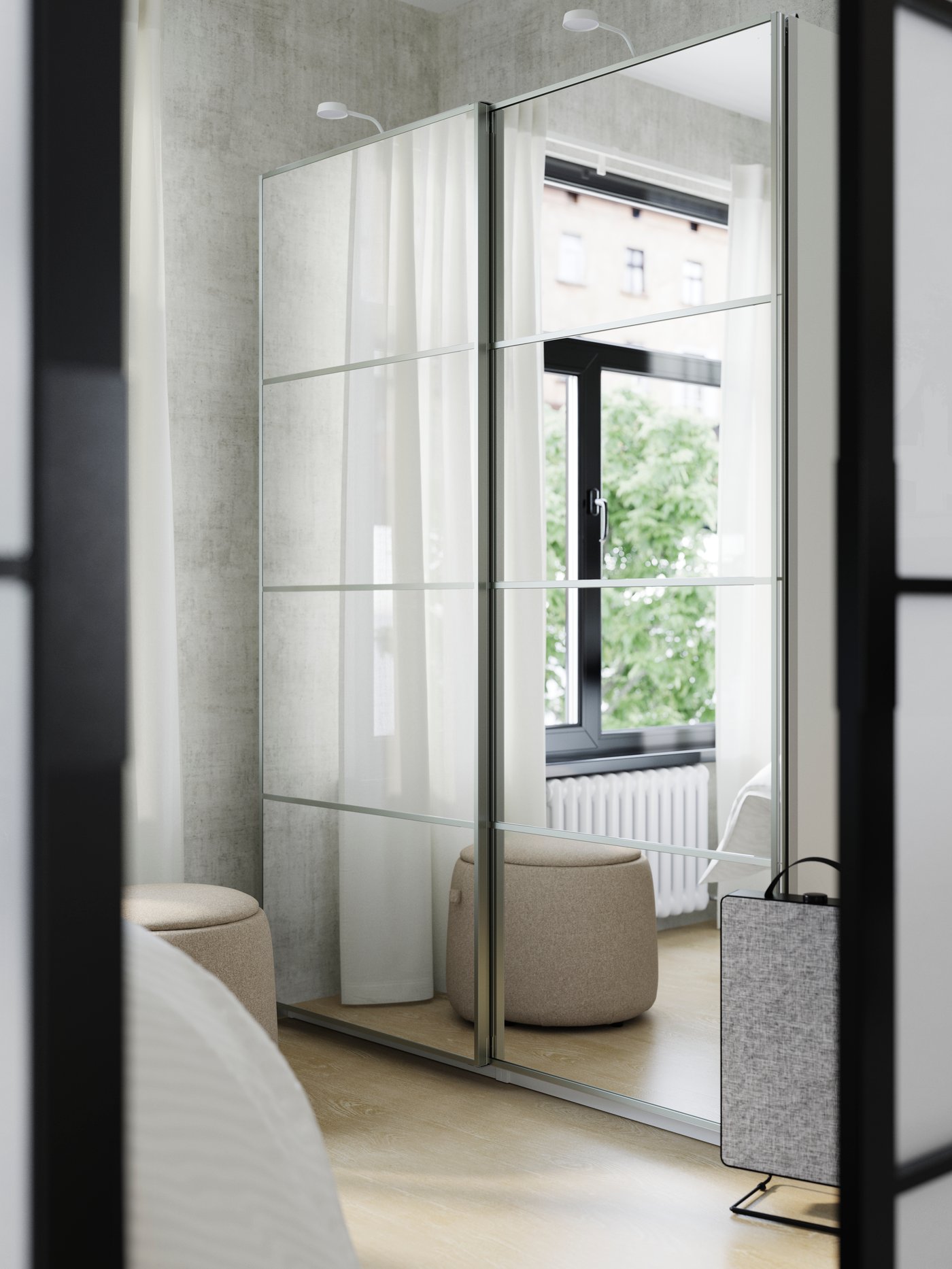 Ett fönster och tunna gardiner speglas i de stängda skjutdörrarna med spegelglas på en PAX/AULI garderob längs sovrumsväggen.
