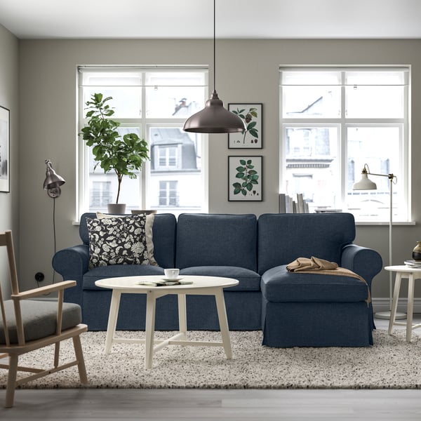 Ein dunkelblaues EKTORP 3-Sitzer-Sofa mit Chaiselongue von Kilanda