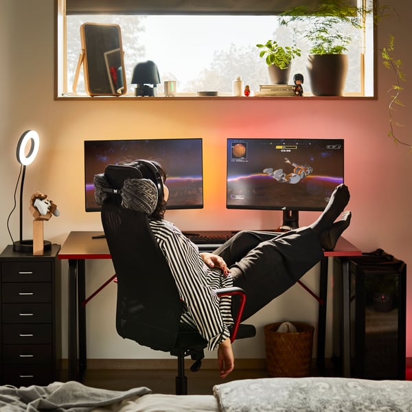 A black HUVUDSPELARE gaming desk
