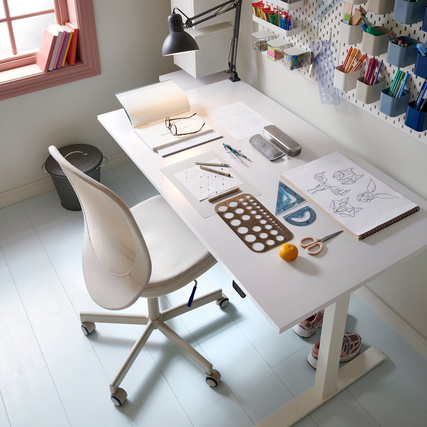 Een elektrisch/witte RODULF zit/sta-bureau