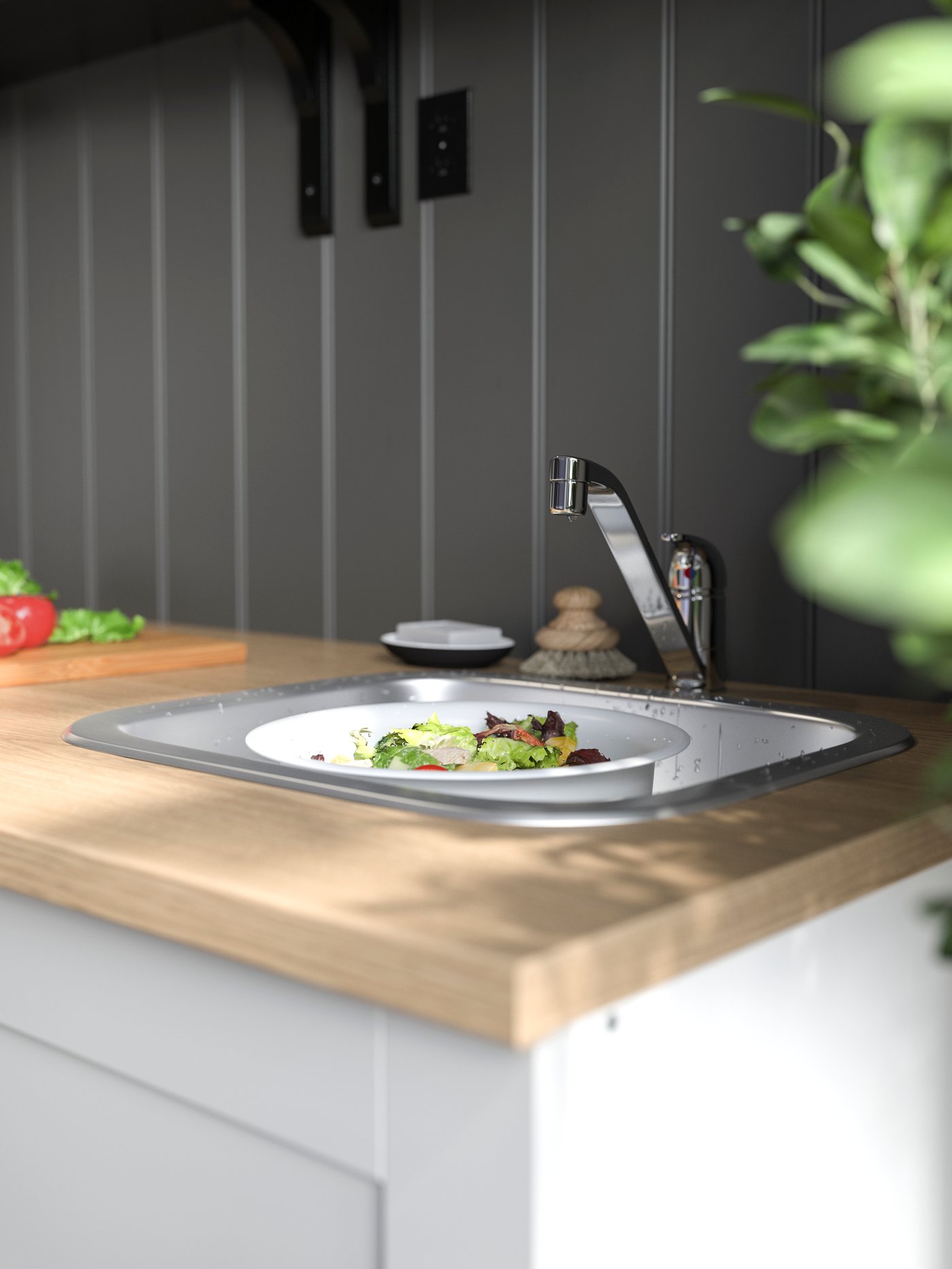 Cocina con armario bajo con puertas y cajones con grifo integrado y un seno empotrado con un fregadero.