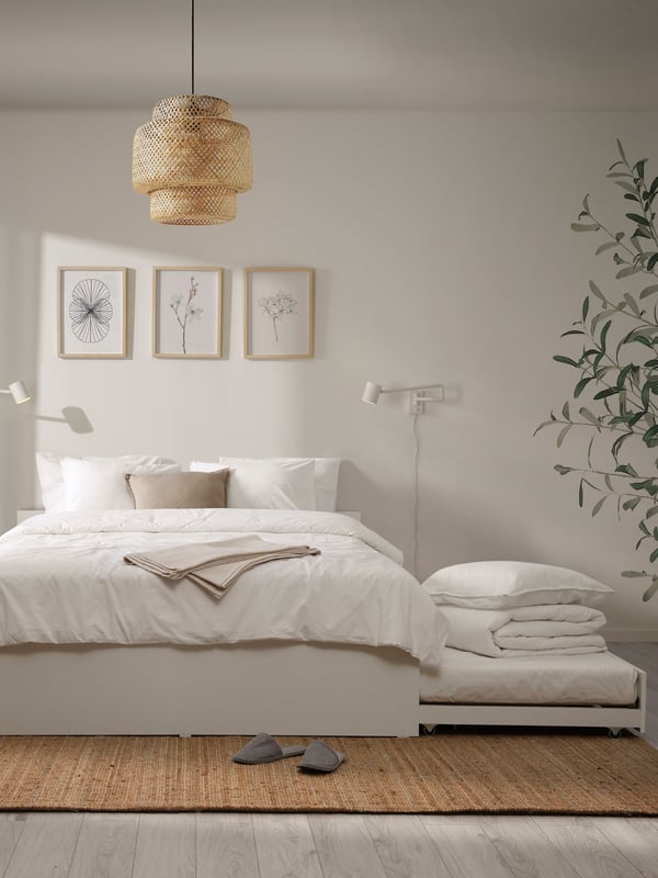 Ein helles Schlafzimmer mit einem VIHALS Bett in weiß.