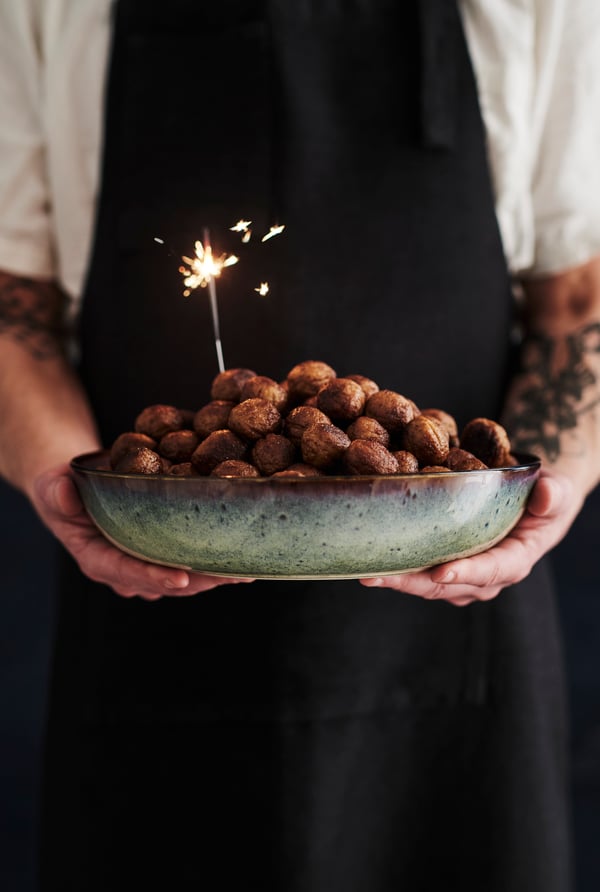 A plate of HUVUDROLL plant balls on a GLADELIG deep plate