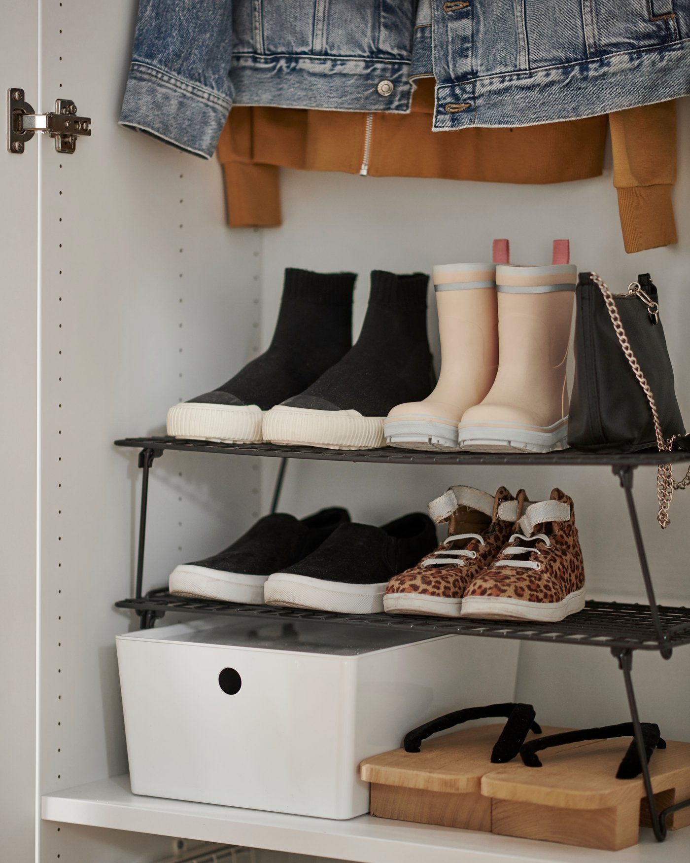 Šedá police na boty GREJIG