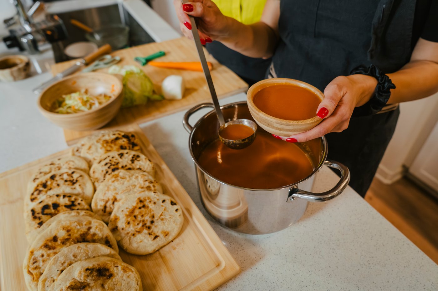 Consomé sacada de una olla.
