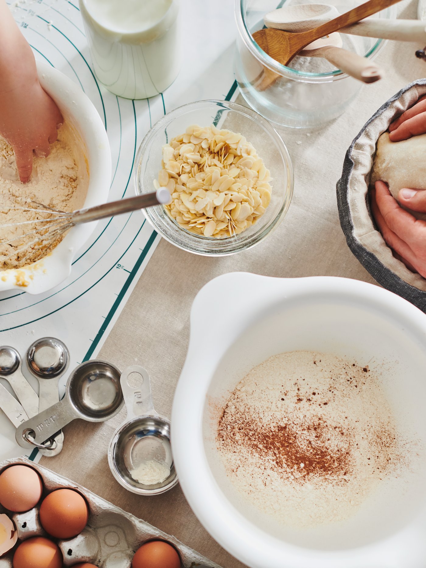 Keittiön työtasolla on leivontatarvikkeita, VISPAD-vatkauskulhoja ja VARDAGEN-mittasetti.