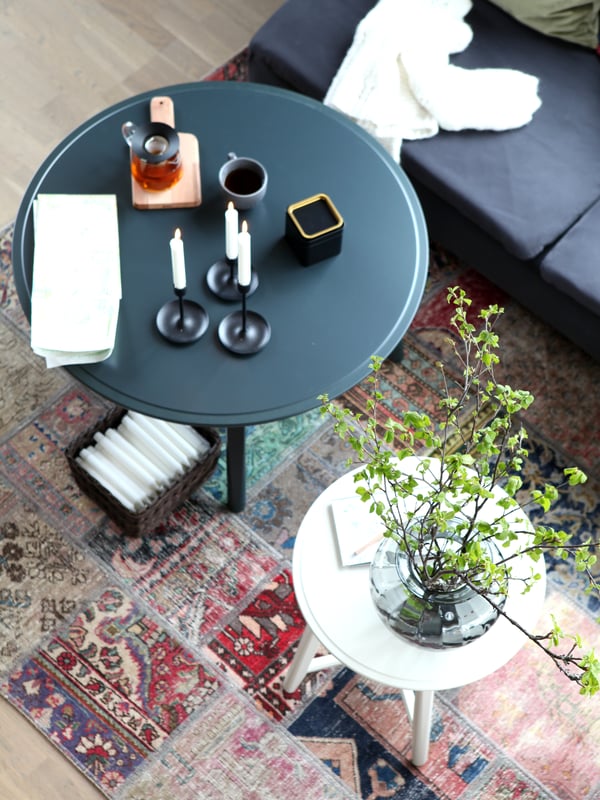 Kelimmønstrede puter og tepper med sine dype, rike farger og grove teksturer gjør seg fantastisk godt i den norske fjellheimen.